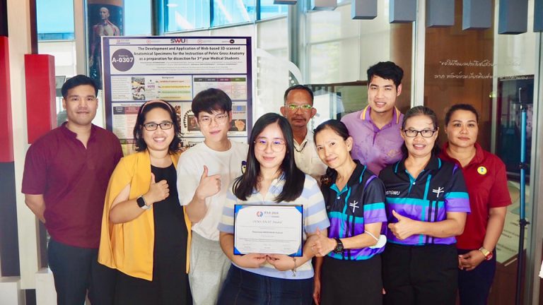 นิสิตแพทย์ พิมพ์รัชนี สุนสะธรรม และนิสิตแพทย์ ธาริต คุณัญญาพร แวะมาเยี่ยมเยียนภาควิชากายวิภาคศาสตร์