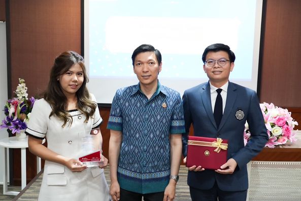 รศ.ดร. วิสุทธิ์ ประดิษฐ์อาชีพ และศาสตราจารย์ ดร. กานดา ณ ถลาง ที่ได้รับรางวัล ปีการศึกษา 2563