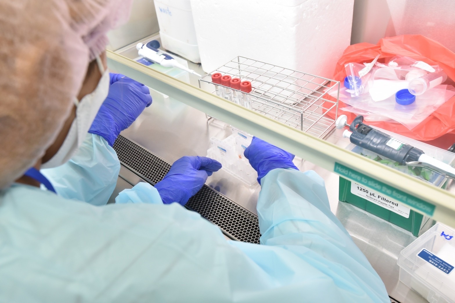 นิสิตบัณฑิตศึกษาหลักสูตรวิทยาศาสตร์การแพทย์ประยุกต์ เรียนรู้ระบบการทำงานและฝึกทักษะการตรวจทางห้องปฏิบัติการสำหรับตรวจหาสารพันธุกรรมของเชื้อ SARS-CoV-2 ด้วยหลักการ RT-PCR ณ ห้องปฏิบัติการอณูชีววิทยา ภาควิชาพยาธิวิทยา โรงพยาบาลศูนย์การแพทย์สมเด็จพระเทพรัตนราชสุดา ฯ สยามบรมราชกุมารี มหาวิทยาลัยศรีนครินทรวิโรม องครักษ์ จ. นครนายก ซึ่งเป็นส่วนหนึ่งของรายวิชา วพป 502 วิทยาศาสตร์การแพทย์ประยุกต์