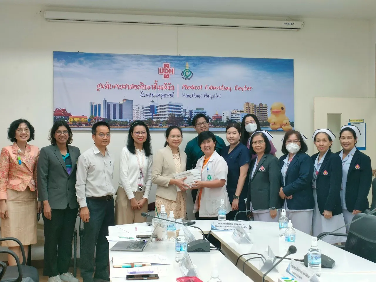 รศ.พญ.นิศา มะเครือสี ผู้ช่วยคณบดีฝ่ายการศึกษา ผศ.นพ.สุธีร์ รัตนะมงคลกุลร่วมกับเจ้าหน้าที่ ได้เดินทางติดตามประเมินผลบัณฑิตแพทย์ ประจำปี 2568