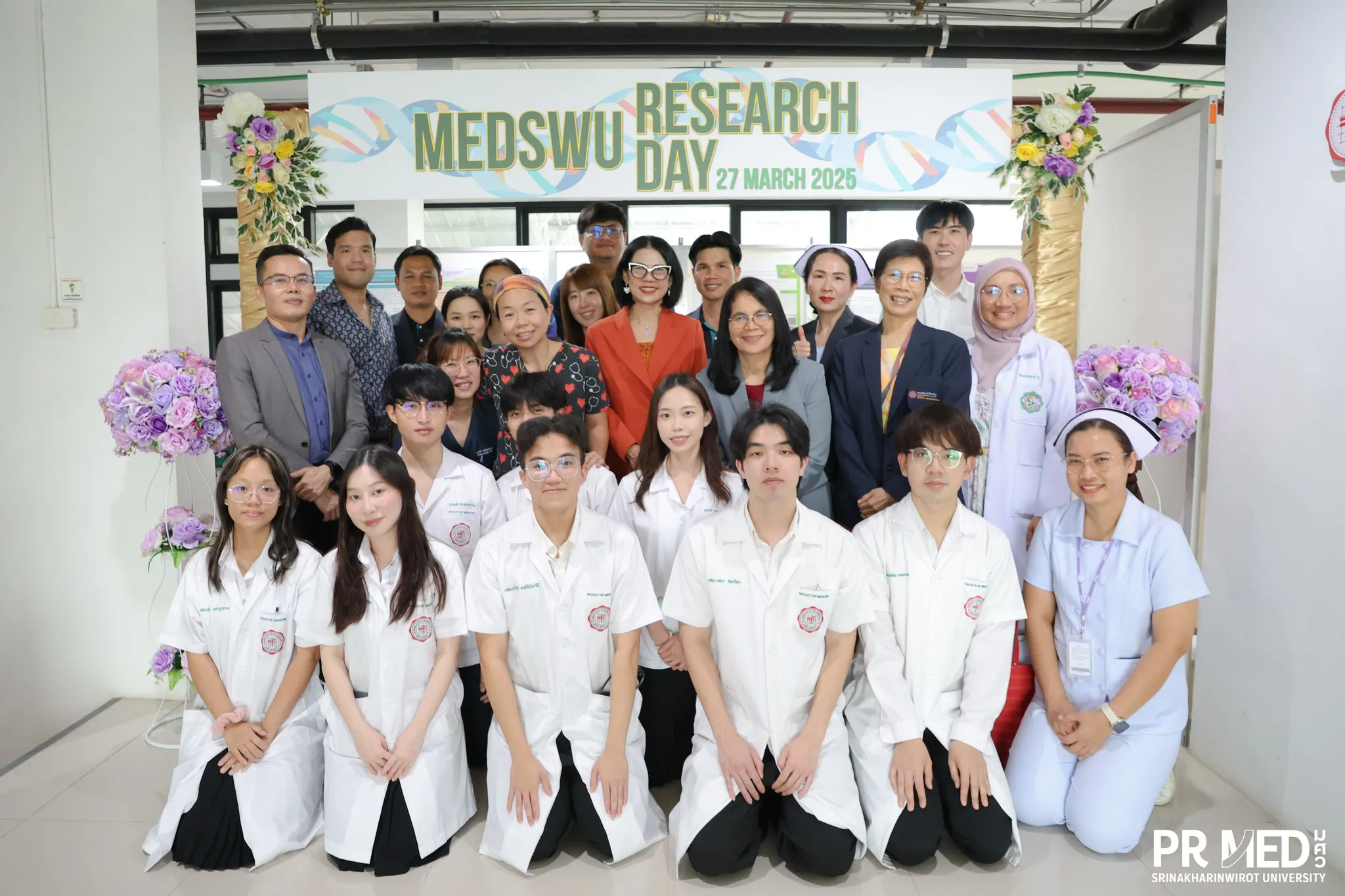 รศ.ดร.มาลัย ทวีโชติภัทร์ รองคณบดีฝ่ายวิจัย เป็นประธานเปิดโครงการวันงานวิจัย MEDSWU Research Day วันที่ 27 มีนาคม 2568