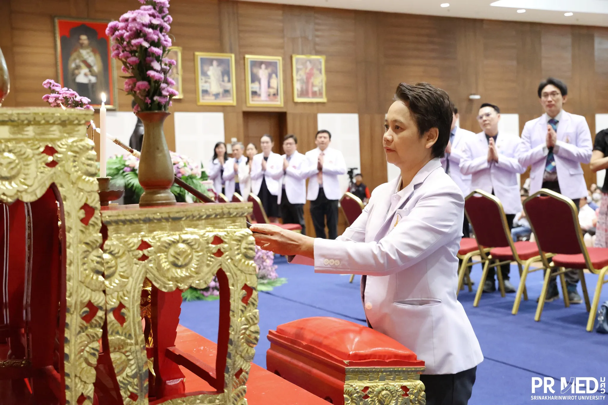 ผศ.พญ.นันทนา ชุมช่วย คณบดีคณะแพทยศาสตร์ เป็นประธานจุดเทียนธูปบูชาพระรัตนตรัย และเปิดกรวยดอกไม้ถวายราชสักการะสมเด็จพระมหิตลาธิเบศร อดุลยเดชวิกรม พระบรมราชชนก พร้อมด้วย ผศ.นพ.ฐิติณัฐ ดิลกหัตถการ ผู้อำนวยการศูนย์การแพทย์ฯ