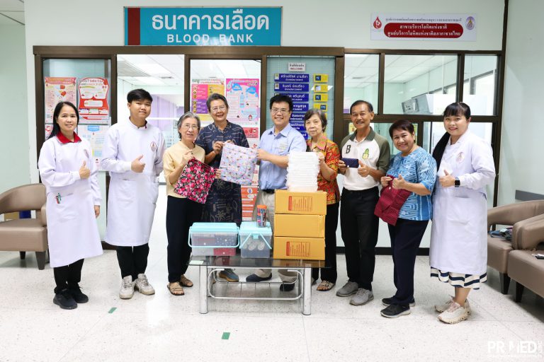 ศ.เกียรติคุณ แพทย์หญิง เยาวลักษณ์ สุขธนะ พร้อมด้วยคณะ ในโอกาสมอบถุงผ้าTota to go จำนวน 50 ใบ สำหรับเป็นของสมนาคุณผู้ที่มาบริจาคเลือด ให้กับศูนย์การแพทย์ ฯ